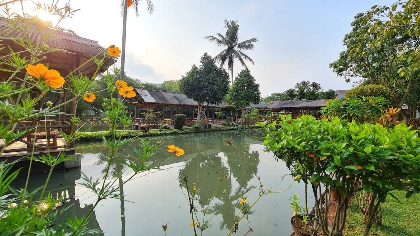 5 Tempat Favorit Kolam Pemancingan Resto Keluarga